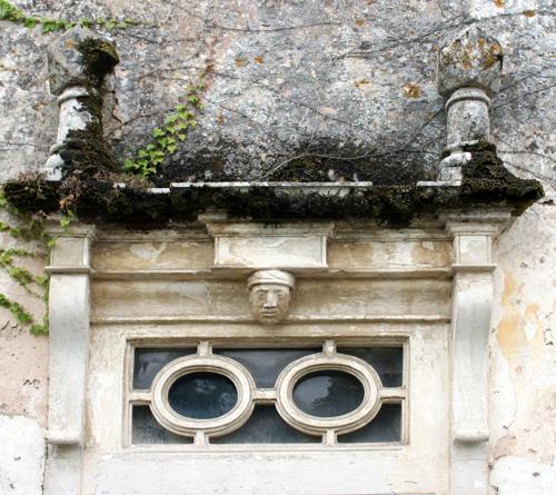 Une porte ornée de polyèdres à Nieul-sur-l'Autise (85)