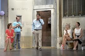 Un pavé dans la cour