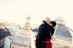 Yara & Christopher : séance photos de couple, sur les toits de Paris (75)