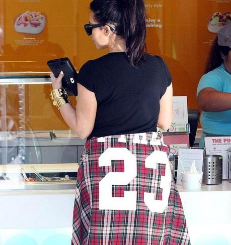 Kim kardashian enceinte avec des atlons hauts et qui achète des sundaes et yaourts glacés avec Kanye West