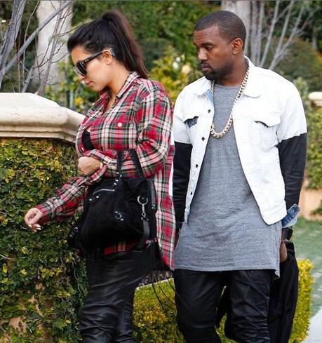 Kim kardashian enceinte avec des talons hauts et avec une chemise à carreaux rouges - avec Kanye West