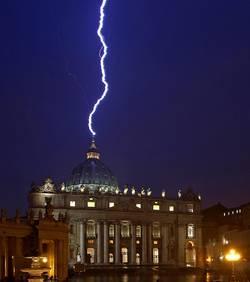 un-eclair-tombe-sur-la-basilique-saint-pierre-de-rome-le-jour-de-la-demission-du-pape-beno-t-xvi_116012_w250