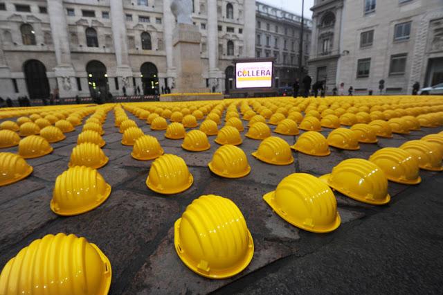 10 000 casques jaunes devant la Bourse de Milan - Installation, Protestation