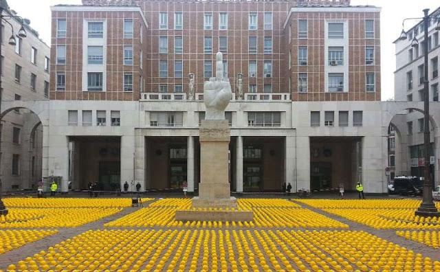 10 000 casques jaunes devant la Bourse de Milan - Installation, Protestation