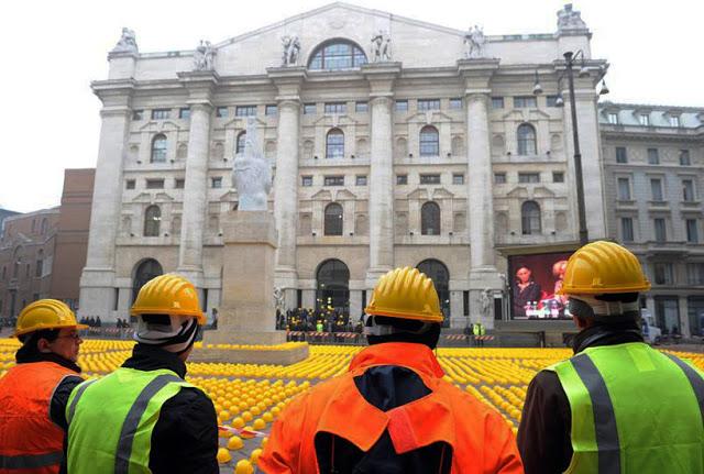 10 000 casques jaunes devant la Bourse de Milan - Installation, Protestation