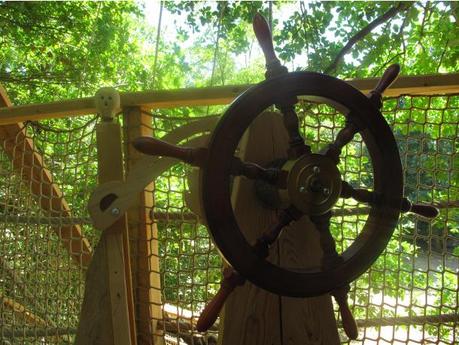 Bateau de pirate suspendu