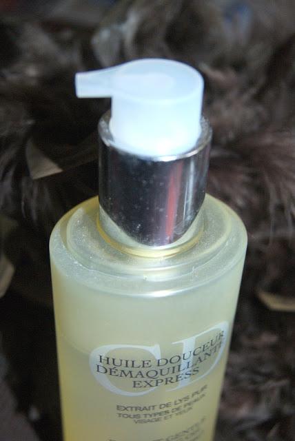Je me démaquille avec l'huile douceur express de DIOR