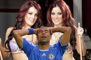 PATRICE EVRA ET LES JUMELLES PLAYBOY PATRICE EVRA ET LES JUMELLES PLAYBOY « CARLA ET MELISSA HOWE »