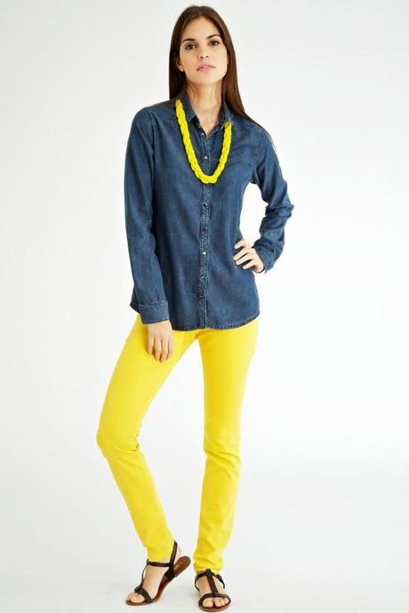  Chemise en jean bleu boutonnée, à pressions, pantalon slim jaune et collier perles jaune