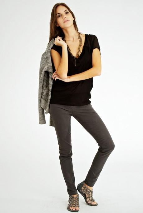  slim gris à zip, rock et top noir col échancré, veste en coton melangé gris et noir