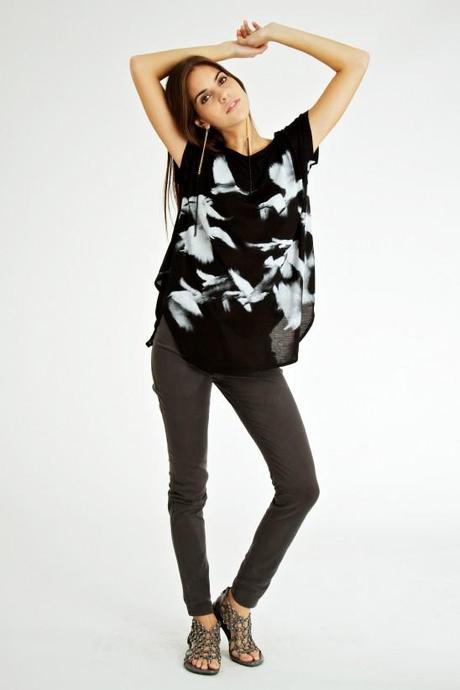 Pantalon noir slim et top ample à oiseaux blancs