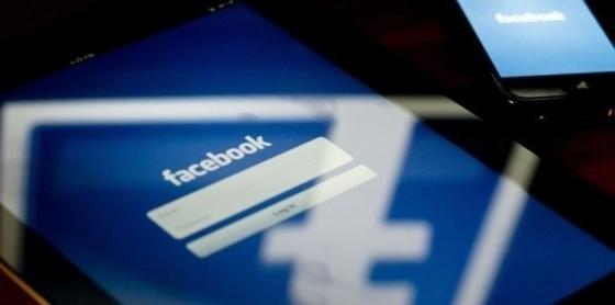 Après Twitter, Facebook est aussi attaqué...
