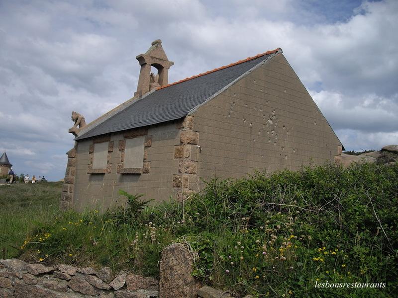 PLOUMANAC'H(22)-La Petite Chapelle près du Phare