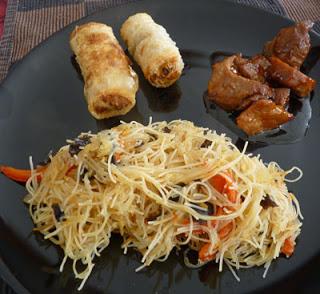 Repas asiatique : nems au porc, nouilles de riz sautées aux légumes et porc caramélisé