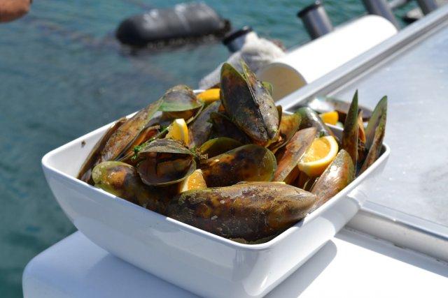 Les moules sécrètent une substance adhésive très résistante pour rester... (PHOTO ARCHIVES LA PRESSE)