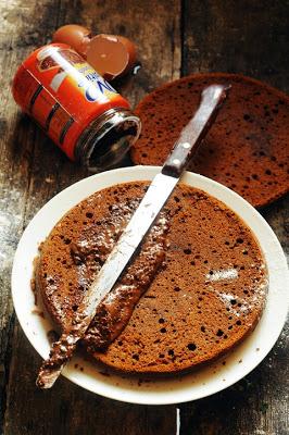 Ayé la maison se vide de nouveau et il ne reste que moi et le bruit de la cuisine… Gâteau chocOvOlat très très chocolat !