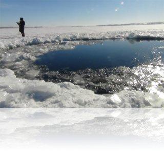 Photo du cratère creusé par le principal fragment de météorite dans le lac de Tcherbakpoul. Crédit image : AFP/Police de Chelyabinsk