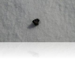 Un débris de la météorite qui est tombée en Oural, de type Chondrite. Certaines météorites de ce type font parties des plus primitives du système solaire. Crédit image :  Denis Panteleev, Ria Novosti