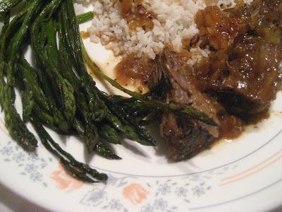 Rôti de boeuf braisé à l'orange et au carvi de Ricardo servi par ma mère