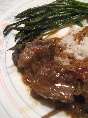 Rôti de boeuf braisé à l'orange et au carvi de Ricardo servi par ma mère