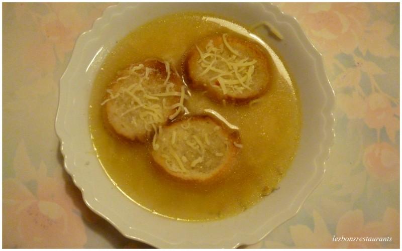 BOUILLON DE LÉGUMES AUX CROÛTONS AILLÉS