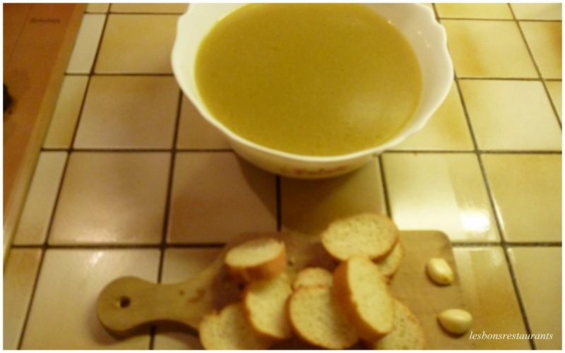 BOUILLON DE LÉGUMES AUX CROÛTONS AILLÉS