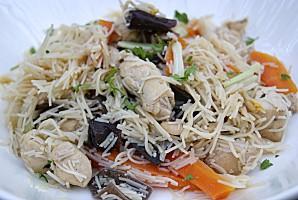 poulet_bo bun_asiatique_asie_champignons noirs_bò bún_vietnam_vermicelle riz_salade asiatique.jpg
