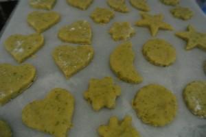 Biscuits citron-pistaches, découpez les biscuits