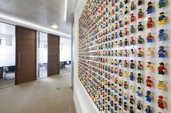 1200-LEGO-People-A-Carefully-Crafted-Office-Interior-1