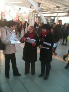 Marie-Pierre Oprandi et les militants du Parti de Gauche à Massy RER