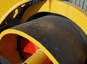 rouge noir.....sur fond jaune