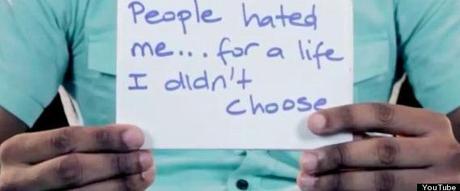 Un homosexuel tient la pancarte suivante : 