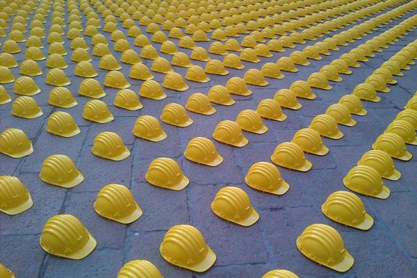 10.000 « casques de la colère » installés devant la bourse de Milan