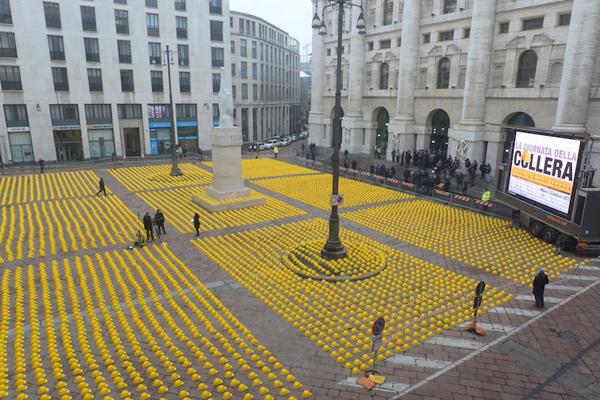 10.000 « casques de la colère » installés devant la bourse de Milan