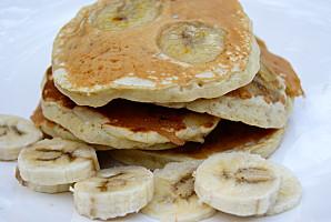 pancakes_banane_crêpes_brunch_recette américaine_sirop érable_petit déjeuner
