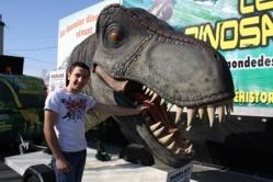 Tony est en charge de la mise en place de l'exposition. Installée sous un chapiteau au parc de Lango à Morlaix, elle est visible jusqu'au 10 mars.