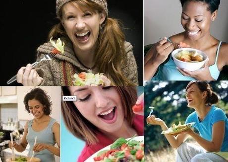 Nos amis les banques d’images women-laughing-alone-with-salad