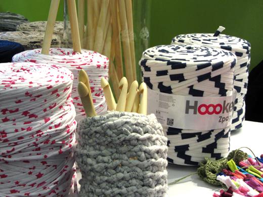 Bobine de tissu recyclé et crochet en bois - cocoflower - aiguilles en fête