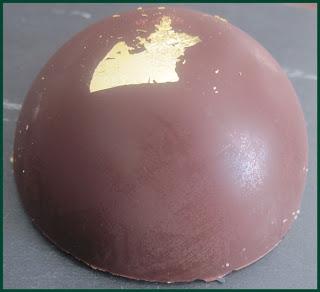 Dôme au chocolat noir (chocolat craquant, mousse au chocolat, ganache montée à la pistache et base aux amandes)