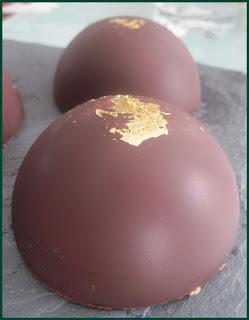 Dôme au chocolat noir (chocolat craquant, mousse au chocolat, ganache montée à la pistache et base aux amandes)