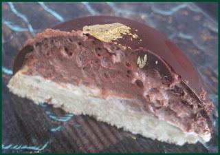 Dôme au chocolat noir (chocolat craquant, mousse au chocolat, ganache montée à la pistache et base aux amandes)