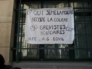 banderole commune de 3 services en grève à Montreuil