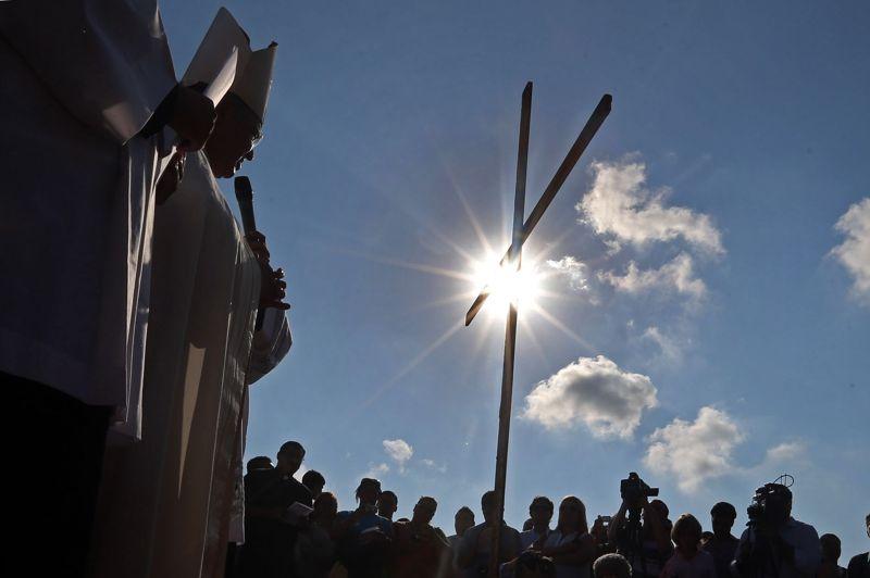 Mais quand est ce que tout redeviendra comme avant ? Terre bénie. L'archevêque de Rio de Janeiro, Mgr Orani Joao Tempesta, a béni le vaste terrain où sera célébrée la messe de clôture des Journées mondiales de la jeunesse catholique (JMJ) par le successeur du pape Benoît XVI, en juillet prochain. Sur un autel improvisé au milieu d'un terrain agricole de 300 hectares où des tracteurs aplanissaient la terre, Mgr Orani a souhaité que les jeunes de divers pays et autres religions «cohabitent en amis» au cours de la veillée, puis de la messe de clôture, «point fort des JMJ». Quelque deux millions de jeunes sont attendus du 23 au 28 juillet 2013 à Rio.