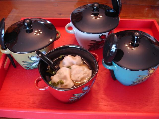 Soupe wonton de brocoli chinois dans un léger bouillon arômatisé au gingembre & soya