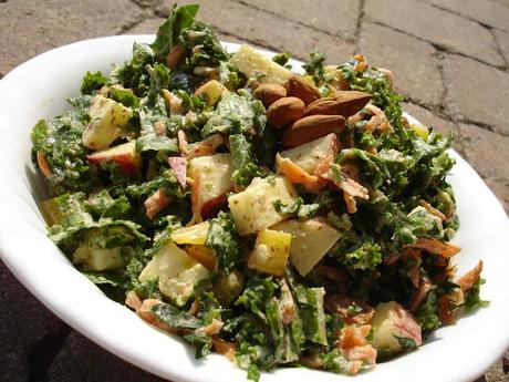 Salade de chou kale avec sa vinaigrette crémeuse à l'amande & cari