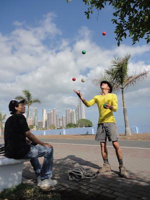 Panama-ciudad con amigos viajeros y malabaristas