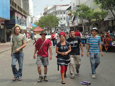 Panama-ciudad con amigos viajeros y malabaristas