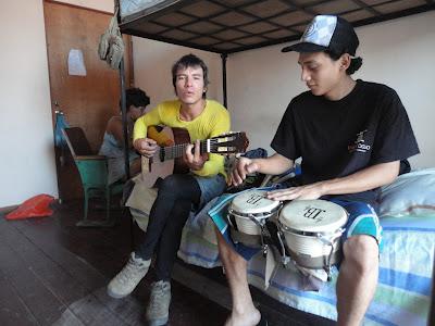 Panama-ciudad con amigos viajeros y malabaristas