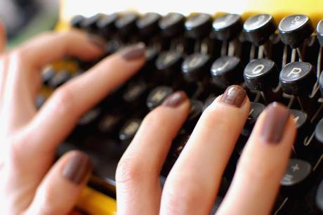 OPI-over-the-taupe-mains-machine-a-ecrire-jaune-typewriter-yellow-vintage-test-beauté-vernis-nail-lacquer