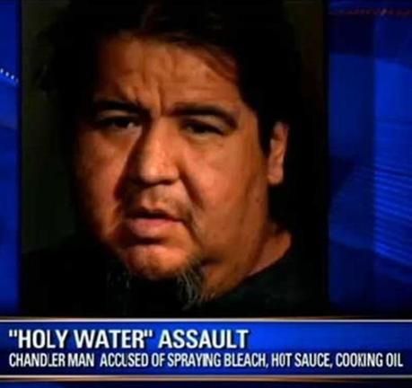 UN HOMME ACCUSE D'ENVOYER DE L'EAU BENITE FAITE MAISON SUR LES GENS - Francisco Javier Villa